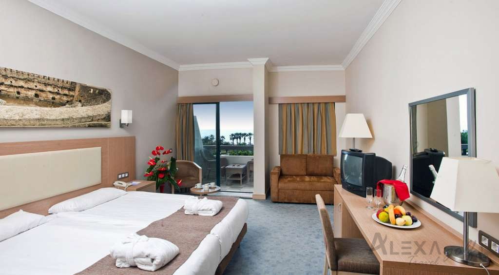 Guest room with balcony at Crystal Tat Beach
